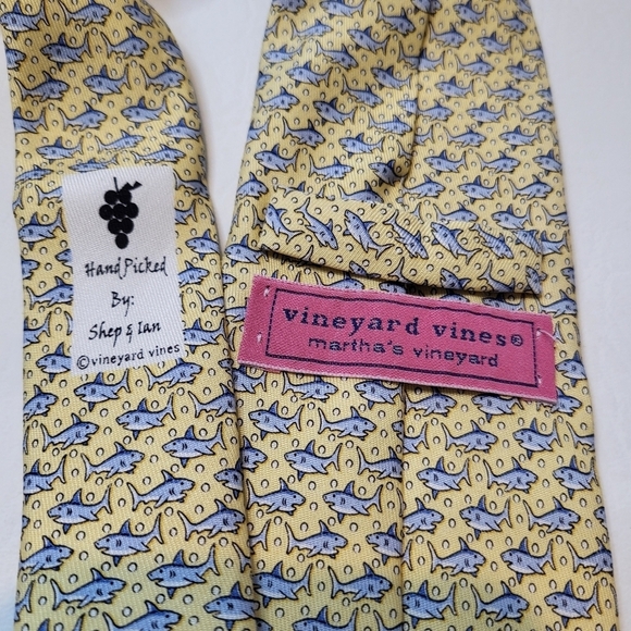 Vineyard Vines Neck Tie Yellow Blue Shark Print 100% Imported Silk - Picture 5 of 7